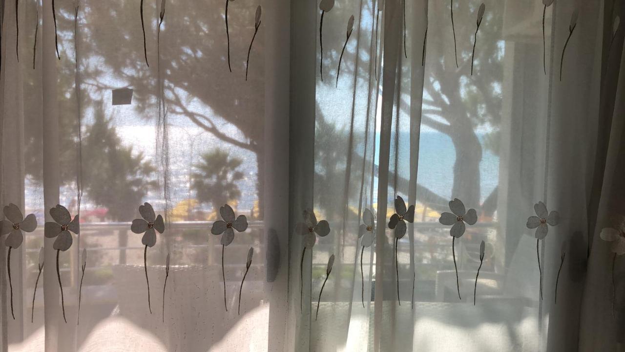 Mali I Robit Beachfront Apartment Golem  Kültér fotó