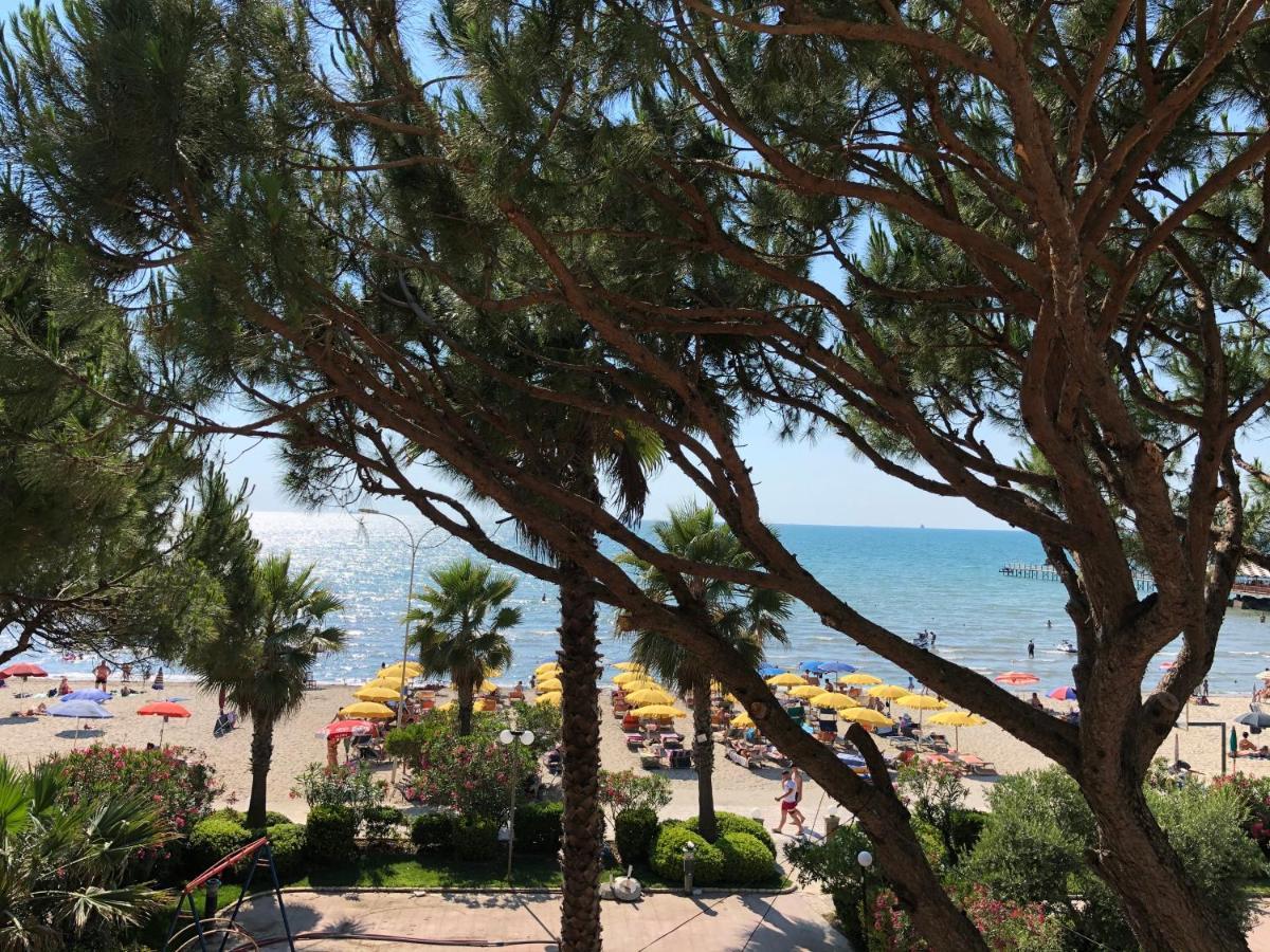 Mali I Robit Beachfront Apartment Golem  Kültér fotó