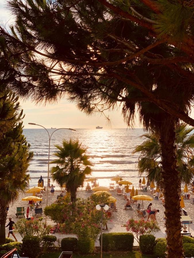 Mali I Robit Beachfront Apartment Golem  Kültér fotó