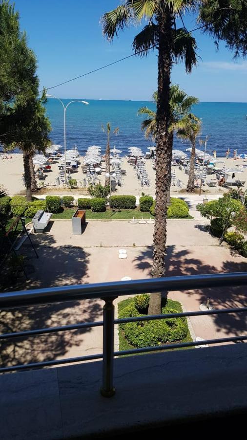 Mali I Robit Beachfront Apartment Golem  Kültér fotó