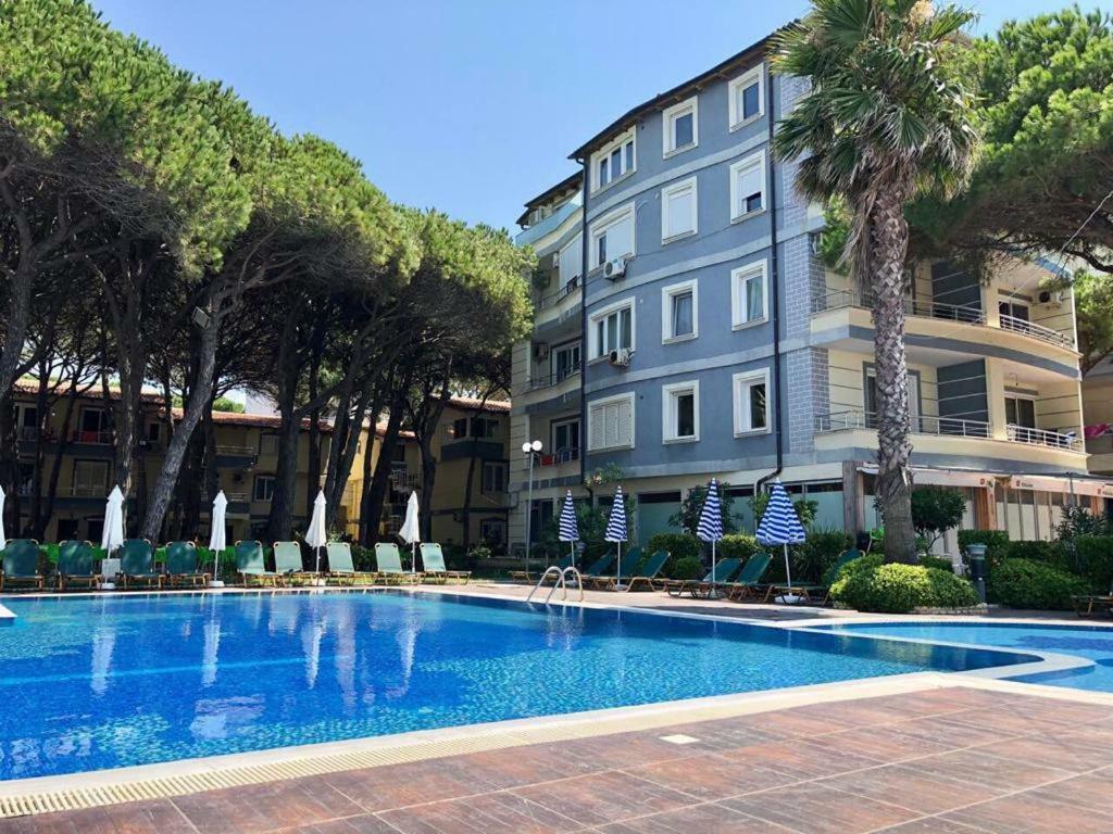 Mali I Robit Beachfront Apartment Golem  Kültér fotó