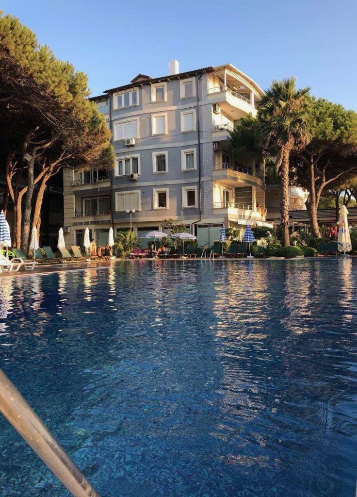 Mali I Robit Beachfront Apartment Golem  Kültér fotó