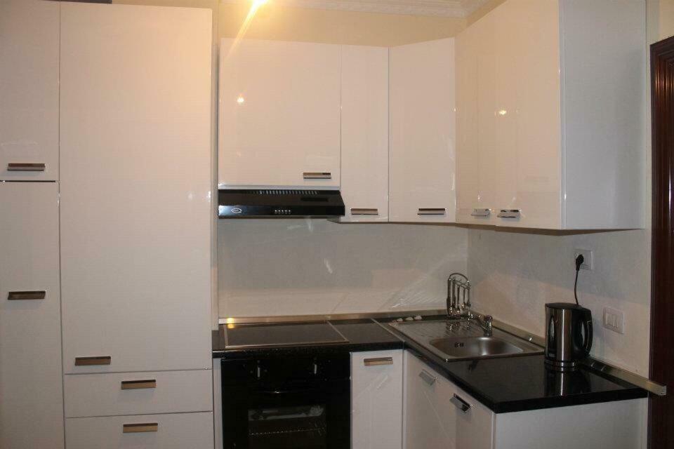 Mali I Robit Beachfront Apartment Golem  Kültér fotó