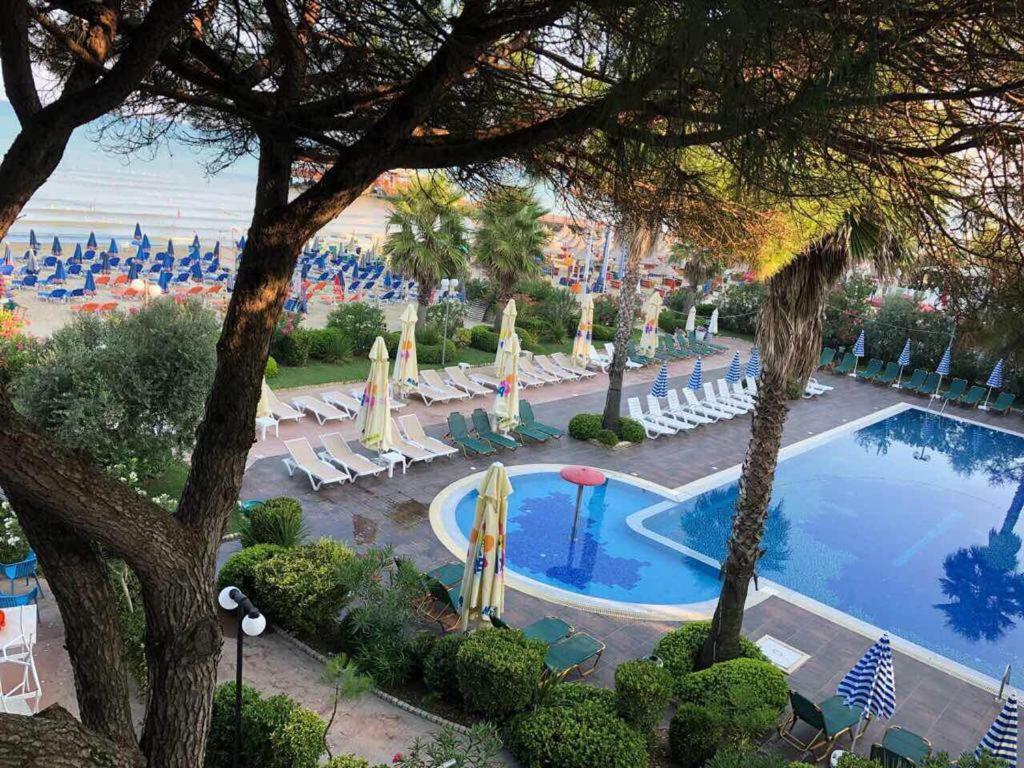 Mali I Robit Beachfront Apartment Golem  Kültér fotó