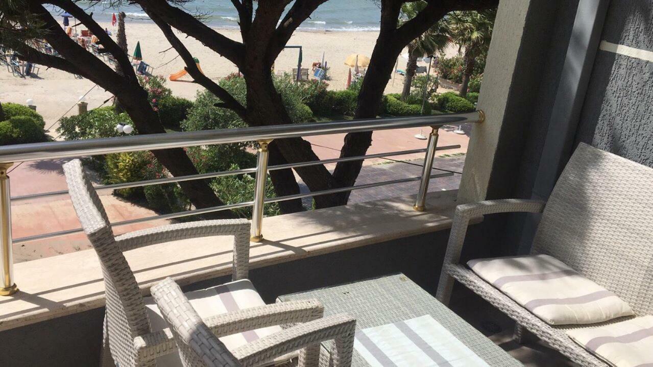 Mali I Robit Beachfront Apartment Golem  Kültér fotó