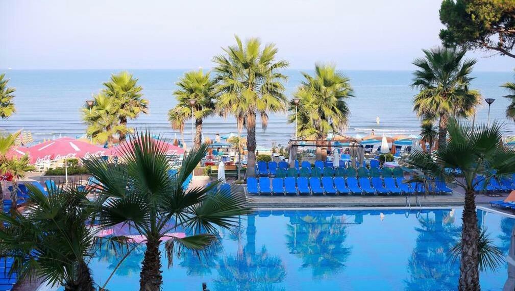 Mali I Robit Beachfront Apartment Golem  Kültér fotó