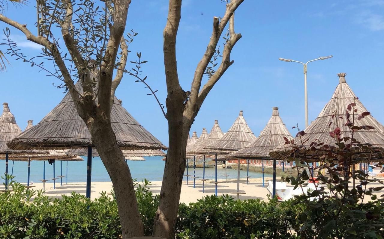 Mali I Robit Beachfront Apartment Golem  Kültér fotó