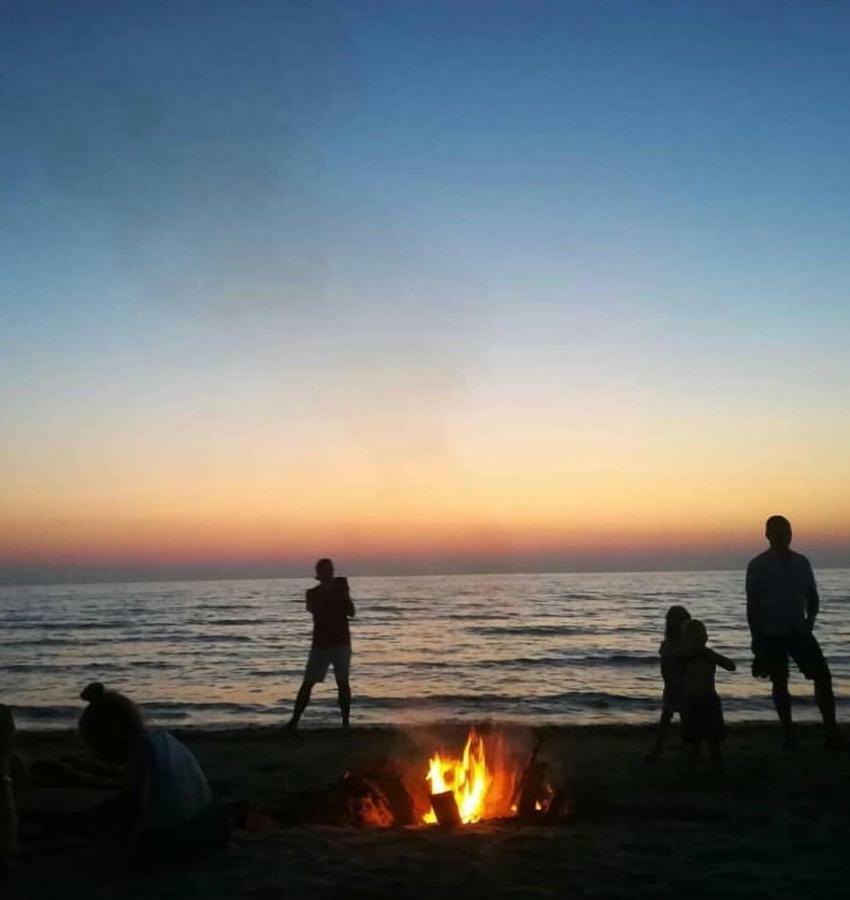 Mali I Robit Beachfront Apartment Golem  Kültér fotó