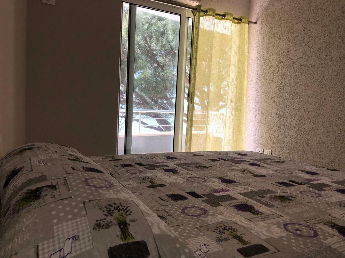 Mali I Robit Beachfront Apartment Golem  Kültér fotó