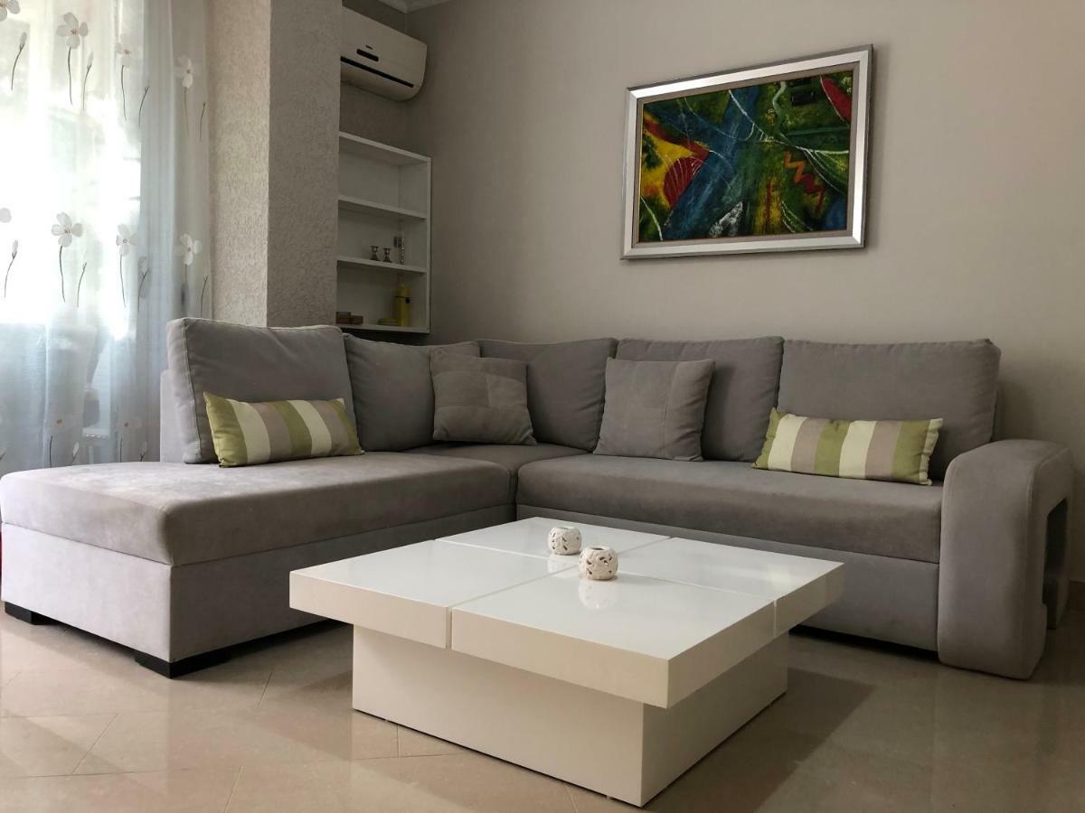 Mali I Robit Beachfront Apartment Golem  Kültér fotó