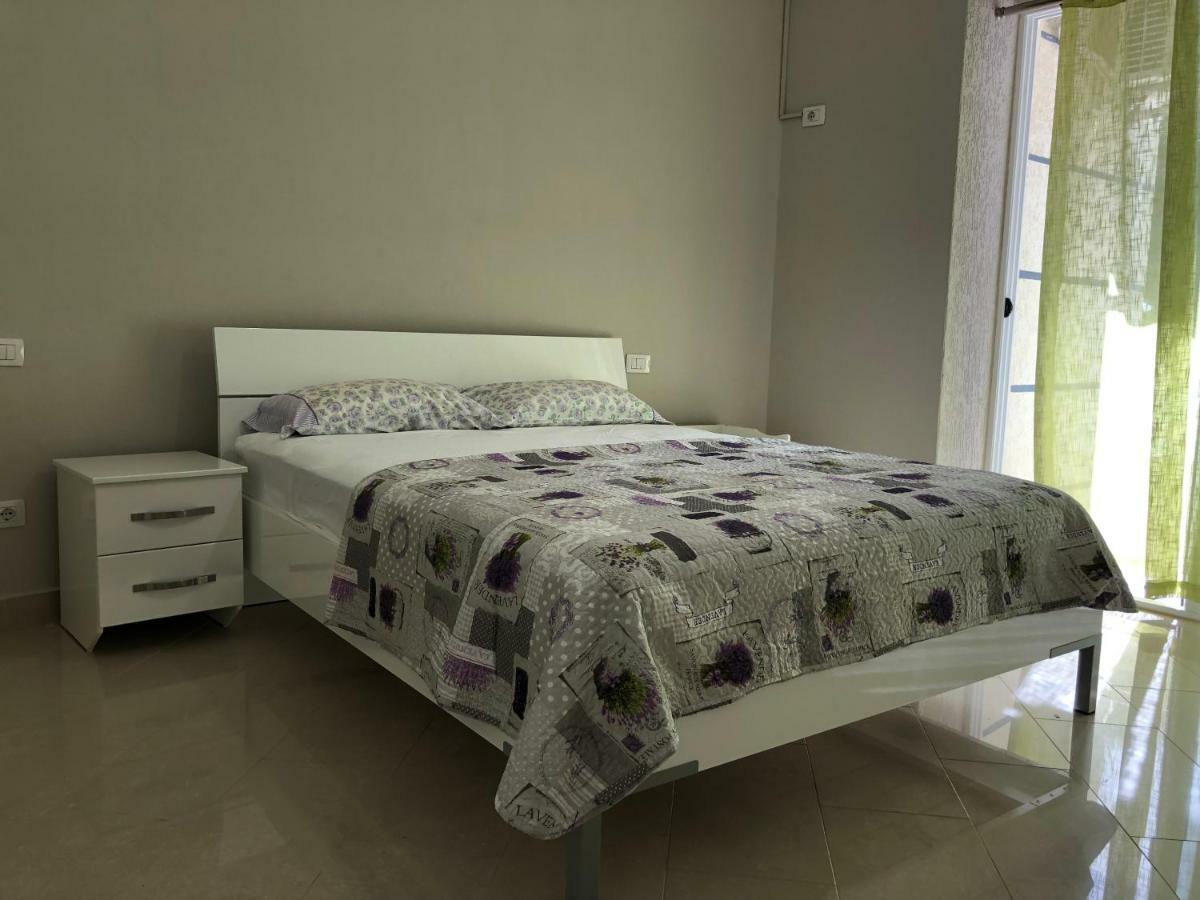Mali I Robit Beachfront Apartment Golem  Kültér fotó