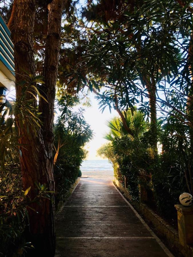 Mali I Robit Beachfront Apartment Golem  Kültér fotó